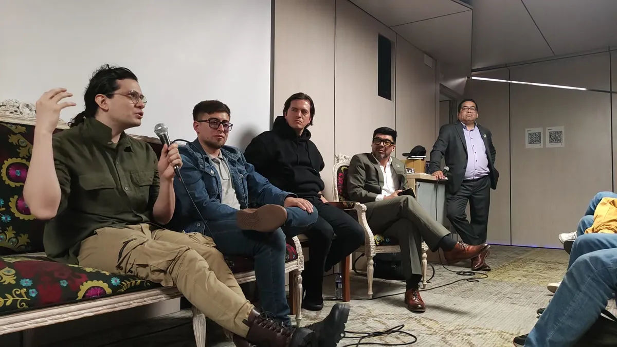 Luis Alberto Duarte Cortés mid-answer with a hand gesture during the panel.